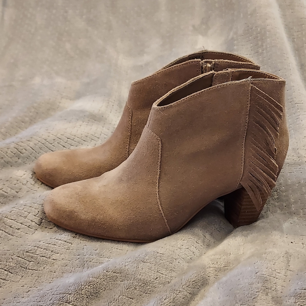 Tahari Camila Booties Suede Tan Beige Fringe Western 8 Boho Festival - Picture 2 of 14